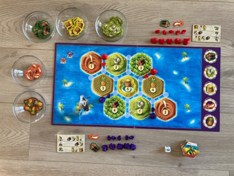 Rozložená hra Catan junior se všemi komponenty, které obsahuje.